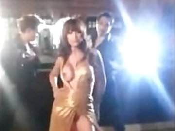 Anushka Sharma Boobs Shown During Shooting, Hot Cleavage Must Watch this Video