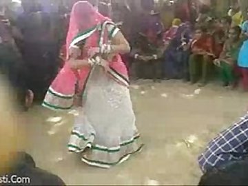 Bhabhiji Dancing On Bhojpuri Song In Gaon(videomasti.com)